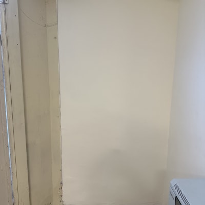 קיר צבוע עם כבל חשמל בפינה