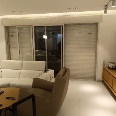 תריסים סגורים בסלון מודרני עם ריהוט.