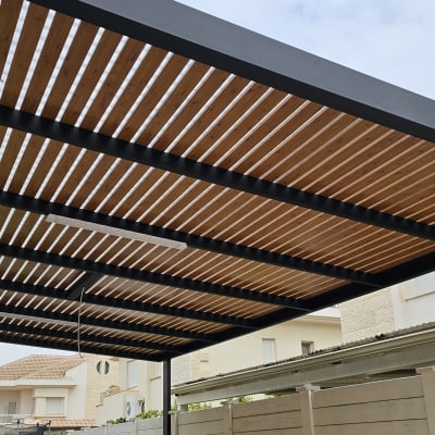 פרגולה מאלומיניום עם קורות עץ חומות