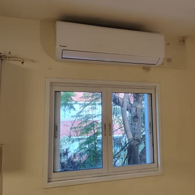מזגן מותקן מעל חלון בחדר