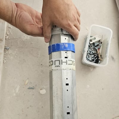 התקנת תריסים עם ברגים וכלי עבודה