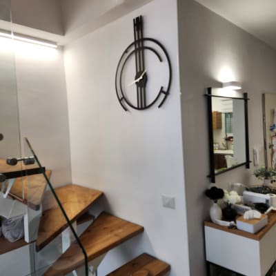 גרם מדרגות עץ עם מעקה זכוכית