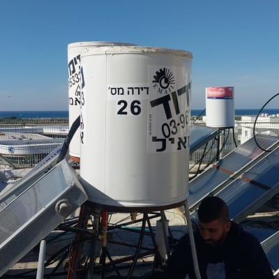 דוד שמש על גג עם קולטים סולאריים