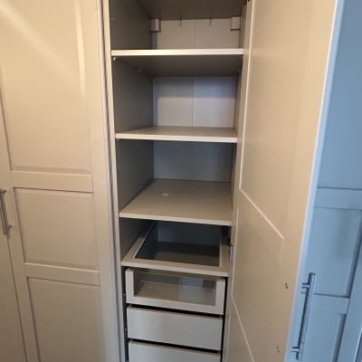 ארון פתוח עם מדפים ומגירות, מתאים לעבודת נגרות