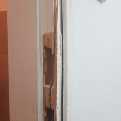 משקוף דלת פגום עם עץ שבור