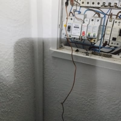 לוח חשמל עם חוטים ומפסקים חשמליים