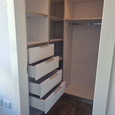 ארון עם מדפים ומגירות פתוחות