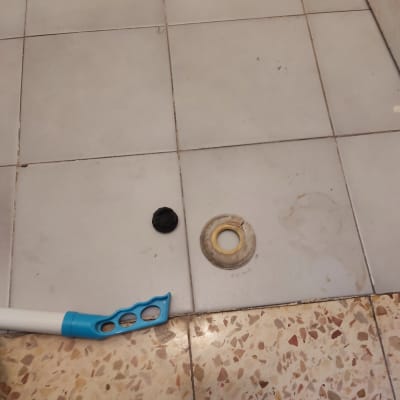 חלקי צנרת על רצפת אריחים