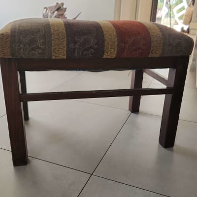 שרפרף מרופד עם רגלי עץ על רצפה