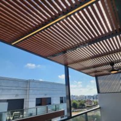 פרגולה מאלומיניום במרפסת עם נוף עירוני