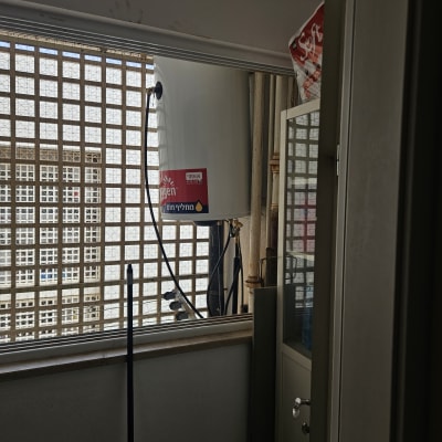 דוד שמש עם צינורות ומדבקה אדומה