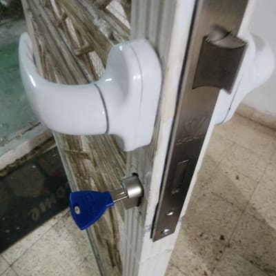 מנעול דלת עם מפתח כחול במנעול