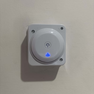 מתג חשמלי עם תאורה כחולה על קיר