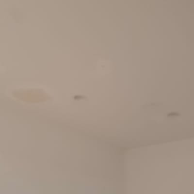 כתמי רטיבות על תקרת גבס