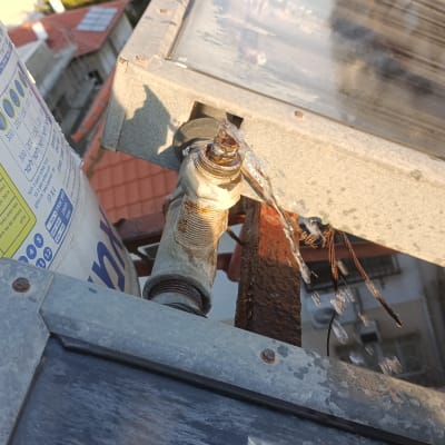 דליפת מים מצינור דוד שמש על גג