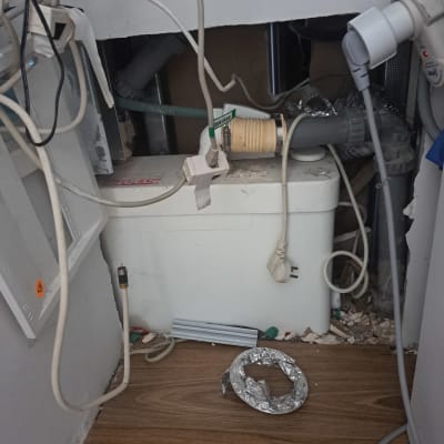 צינורות וחיבורים מתחת לכיור במטבח