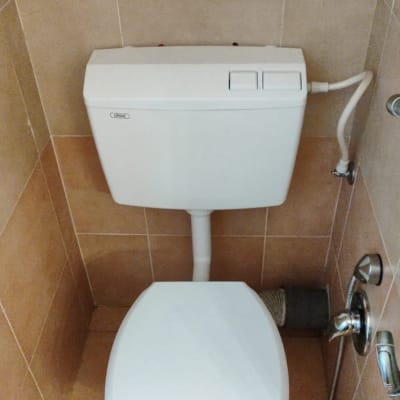 אסלה עם מיכל הדחה וצינור מים