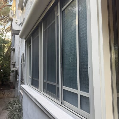 חלונות עם מסגרות מתכת על קיר חיצוני של בניין