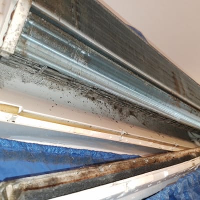 יחידת מיזוג אוויר פתוחה עם לכלוך על הסלילים