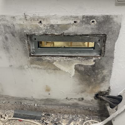 קיר עם חור מלבני, חוטים חשמליים חשופים