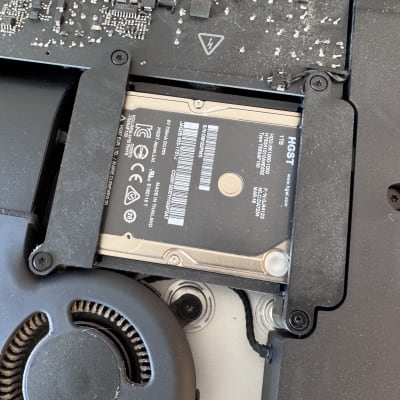 כונן קשיח HGST מותקן במחשב נייד