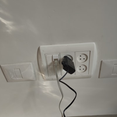 שקע חשמל עם כבלים מחוברים