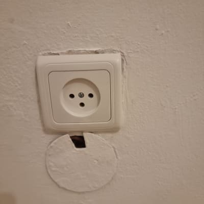 שקע חשמלי מותקן על קיר