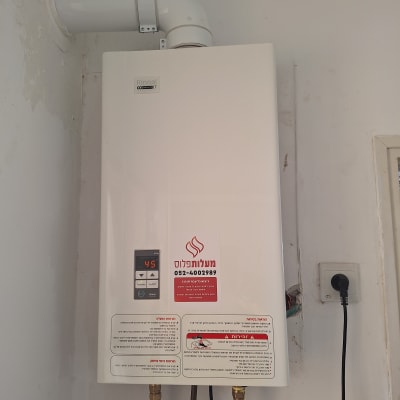 דוד חימום גז עם מספר טלפון על המדבקה