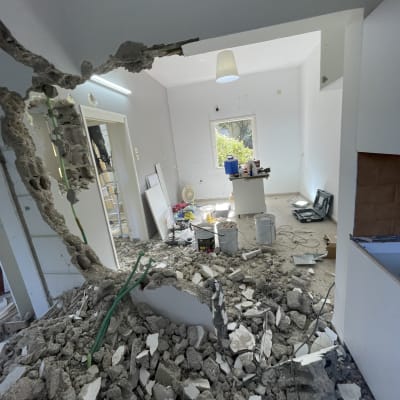 הריסות קיר, דליים וכלי עבודה בשיפוץ