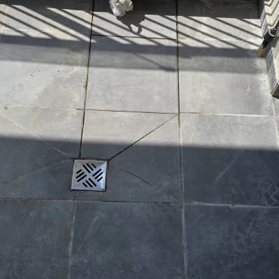 ריצוף מרפסת עם ניקוז מתכת