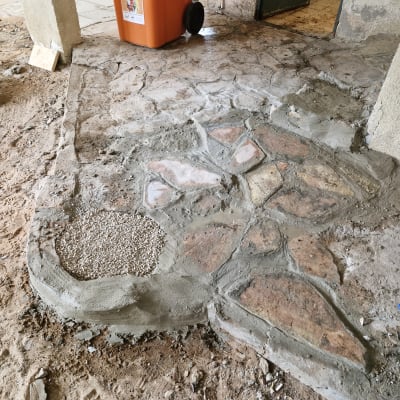 אזור עבודה עם רצפת בטון ותיקוני טיח