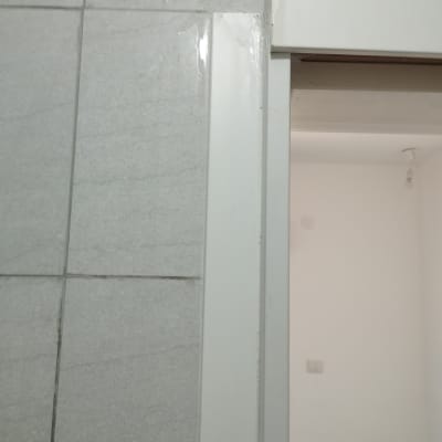 מסגרת דלת לבנה על רקע קיר אפור