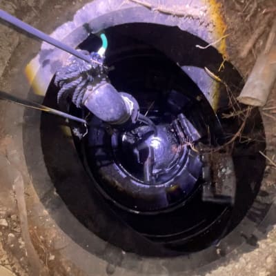 צינור ותשתית ביוב בתוך בור