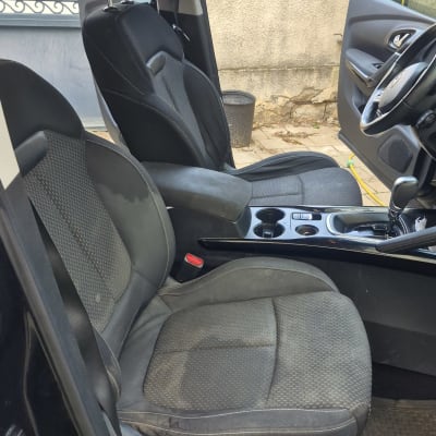 מושבי רכב נקיים לאחר ניקוי יסודי