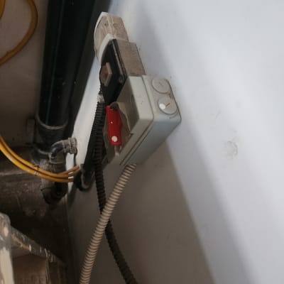 שקע חשמל עם כבלים צהובים ושחורים