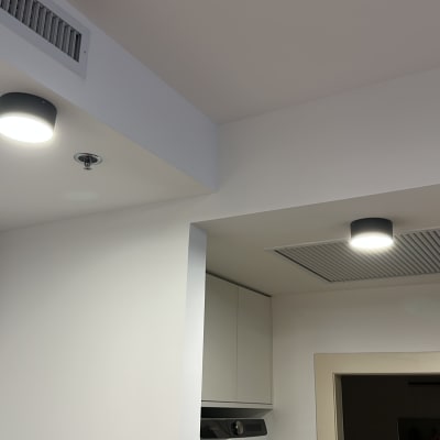 תאורה ותעלות אוורור בתקרה