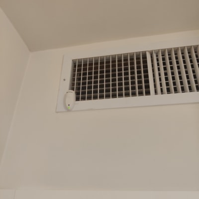 תריס מיזוג אוויר עם חיישן קטן