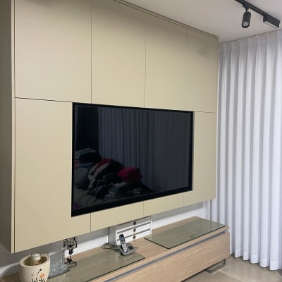 ארון עץ עם טלוויזיה מובנית