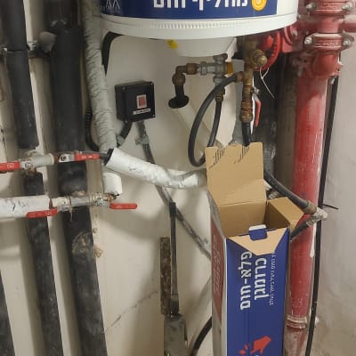 דוד שמש כרומגן עם צינורות ומתג חשמלי