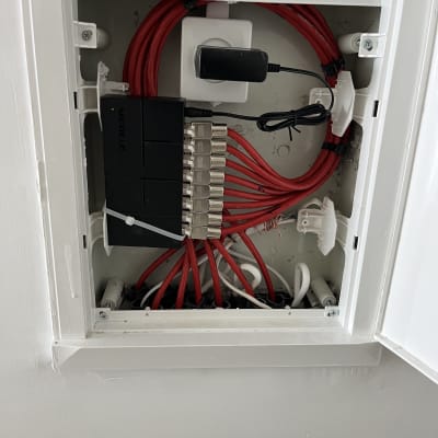 ארון תקשורת עם כבלים אדומים ומפצל רשת