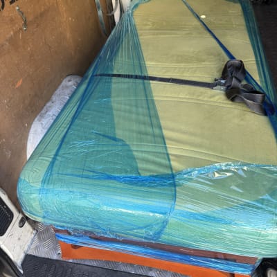 מזרן עטוף בניילון כחול בתוך רכב הובלה