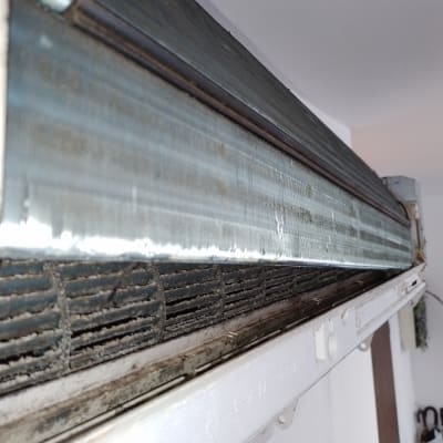 יחידת מיזוג אוויר עם לכלוך ואבק על הסלילים