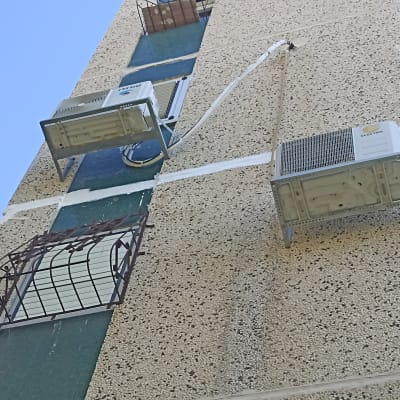 יחידות מיזוג אוויר מותקנות על קיר חיצוני