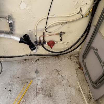 צנרת וכלים טכניים על קיר, עבודה בתחום הגז