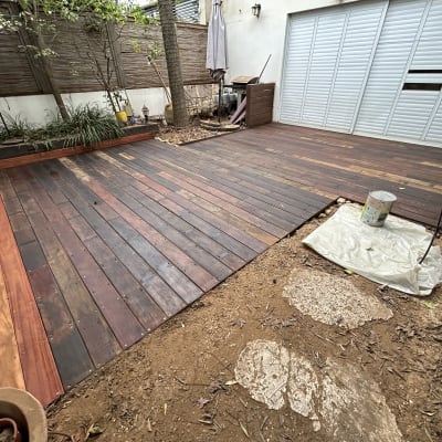 דק עץ בגינה עם פחית צבע וכלי עבודה