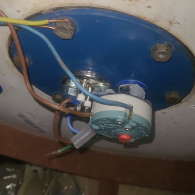 חיבורים חשמליים על דוד שמש עם כיסוי כחול