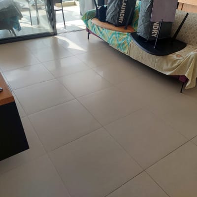 רצפה נקייה עם ספה מכוסה בשמיכות