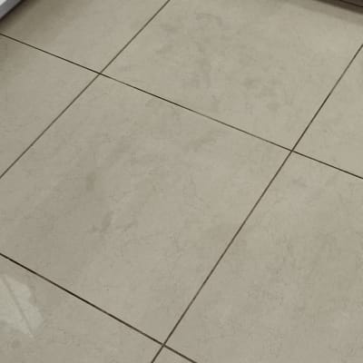 רצפה נקייה עם אריחים בהירים במטבח