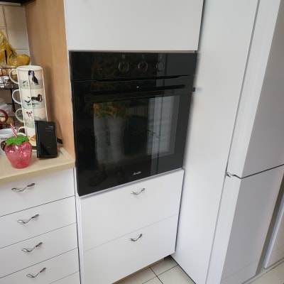 תנור בנוי עם כפתורי שליטה במטבח מודרני