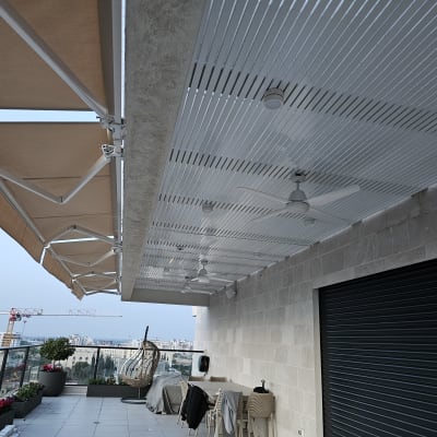 פרגולה מאלומיניום עם מאווררים ותאורה מובנית